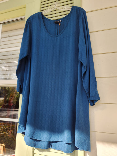 Iguana Solid Medium Long Sleeve Top